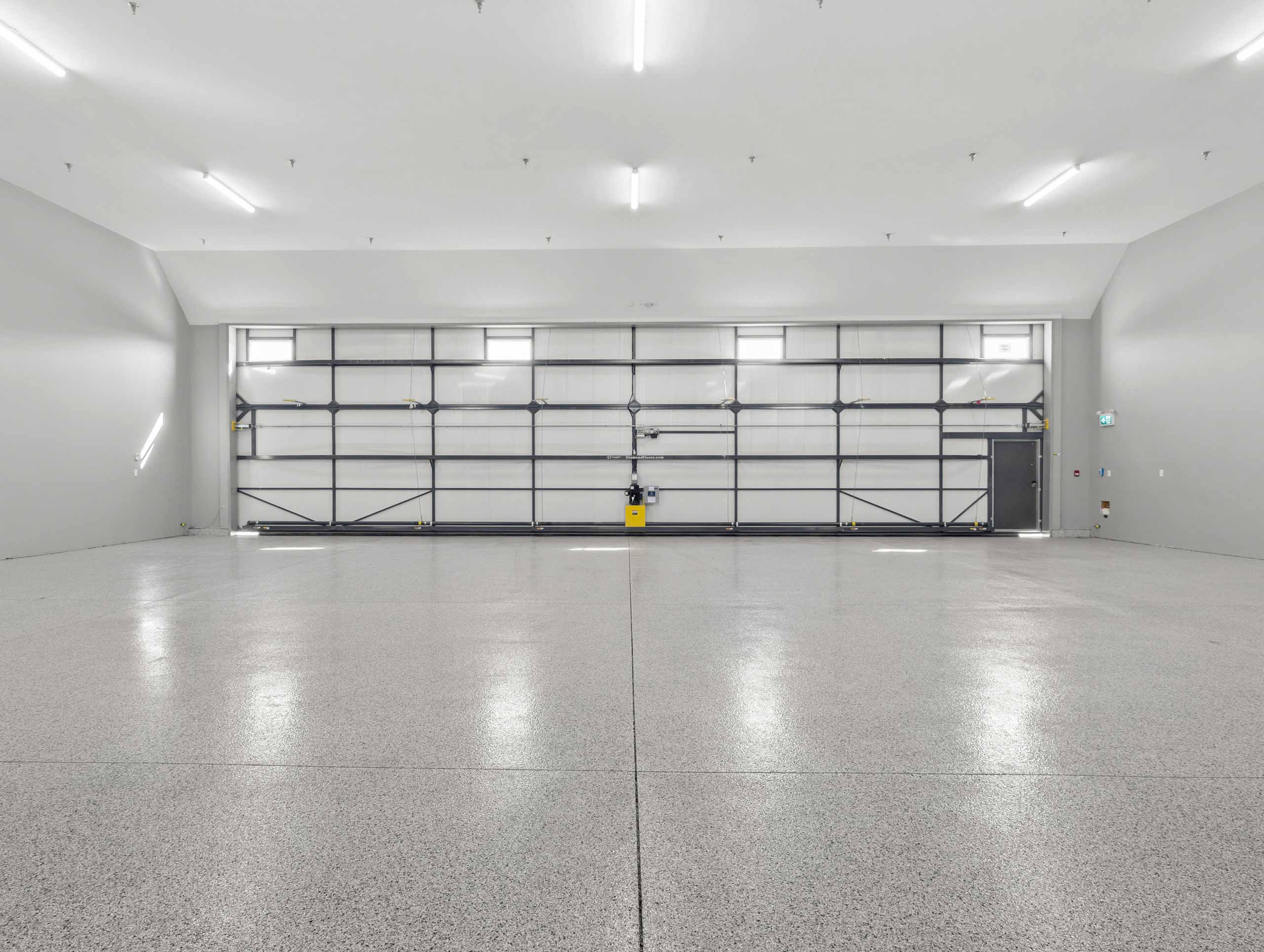 1,600 to 3,900 sq.ft.<br />
of customizable hangar space
