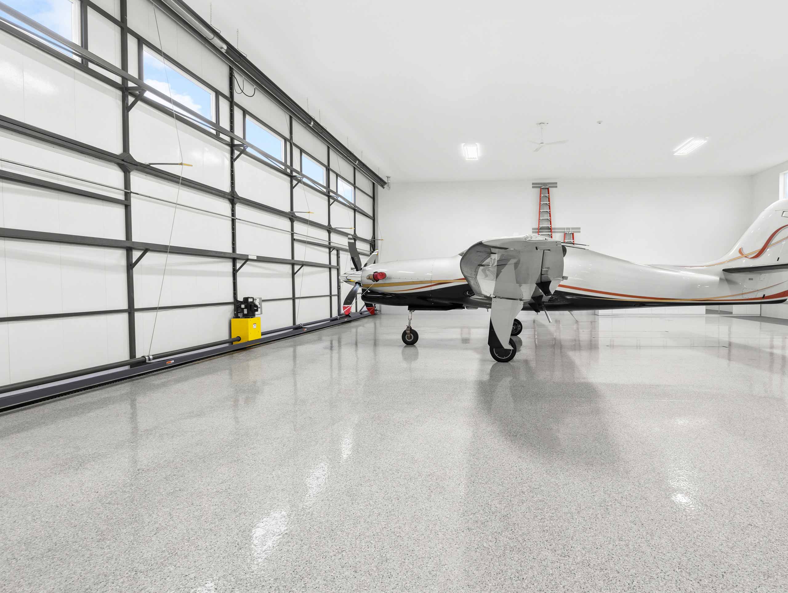 1,600 to 3,900 sq.ft.<br />
of customizable hangar space